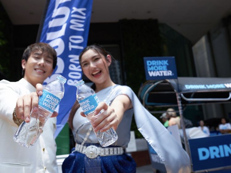 เติมความสดชื่นระหว่างเล่นน้ำสงกรานต์ไปกับรถเข็น Drink More Water เติมน้ำมั้ย เติมความสดชื่นระหว่างเล่นน้ำสงกรานต์ไปกับรถเข็น Drink More Water เติมน้ำมั้ย